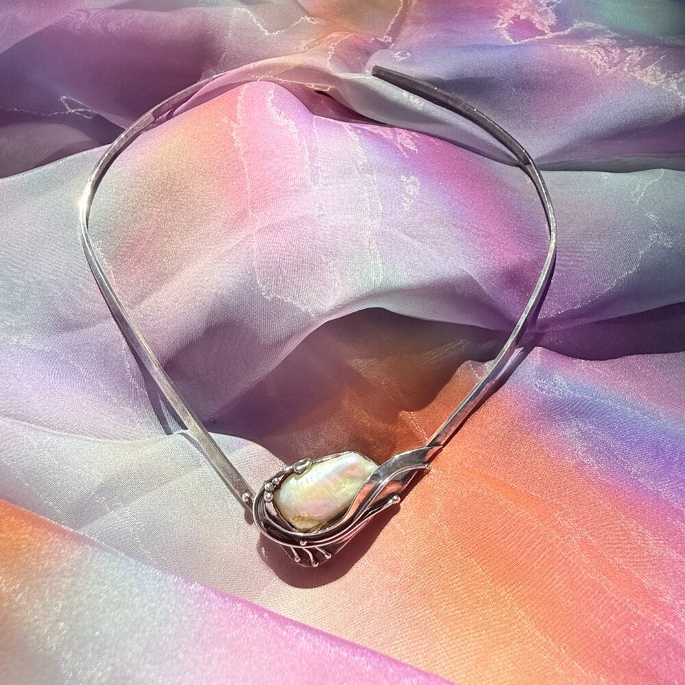 Sterling Silver Collar Necklace with Baroque Pearl – Flowing Modernist Design